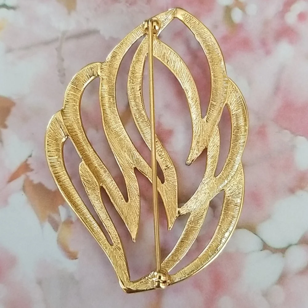 Vintage Signed MONET Goldtone Leaf Design Brooch Pin